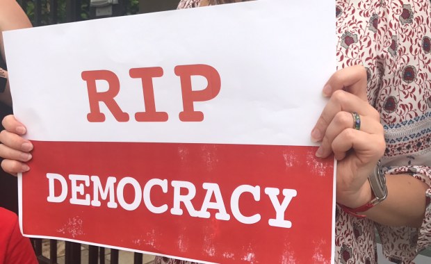 Polonia murem za PiS? Protest Polaków przed ambasadą w USA