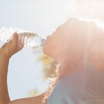 Połowa Polaków pije na co dzień wodę mineralną