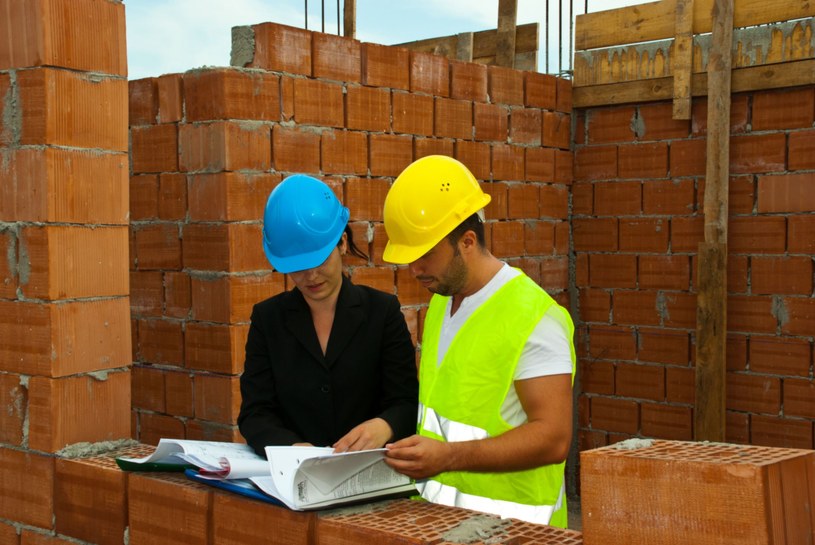 Połowa pracowników branży budowlanej zarabiała w 2013 roku powyżej 4000 zł brutto /123RF/PICSEL