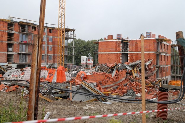 Połowa trzykondygnacyjnego budynku, który był budowany na osiedlu Sarni Stok w Bielsku-Białej, zawaliła się w nocy z 16 na 17 lipca / Andrzej Grygiel /PAP