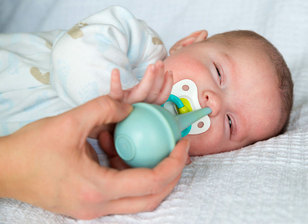 Położna środowiskowa powinna pokazać ci, jak wykonywać zabieg oczyszczania niemowlęcego noska. /123RF/PICSEL