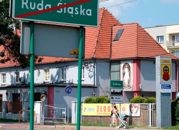 Położona w centrum śląsko-zagłębiowskiej metropolii Ruda Śląska jest jednym z miast tzw. czerwonej strefy / 	Andrzej Grygiel    /PAP