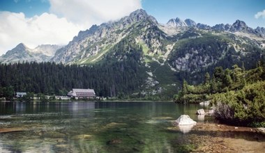 Położony 100 metrów wyżej niż Morskie Oko. Piękne widoki i mniej tłumów