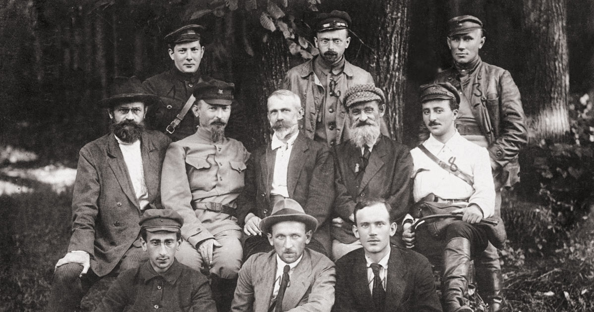 Polrewkom, początek sierpnia 1920. W środkowym rzędzie od lewej: Iwan Skworcow-Stiepanow, Feliks Dzierżyński, Julian Marchlewski, Feliks Kon /domena publiczna