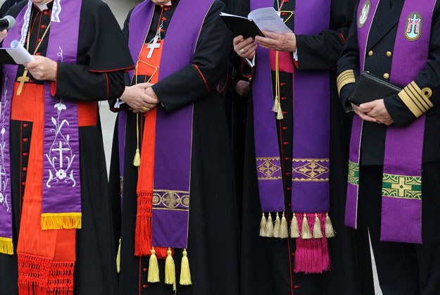 Polscy duchowni są przeciwni przyjęciu konwencji o przeciwdziałaniu przemocy domowej /AFP