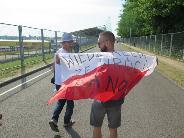 Polscy fani nigdy nie zapomnieli o Robercie Kubicy. W sierpniu 2017 pojechali za nim na Węgry, by kibicować mu w czasie testów na torze Hungaroring /Maciej Pałahicki /Archiwum RMF FM