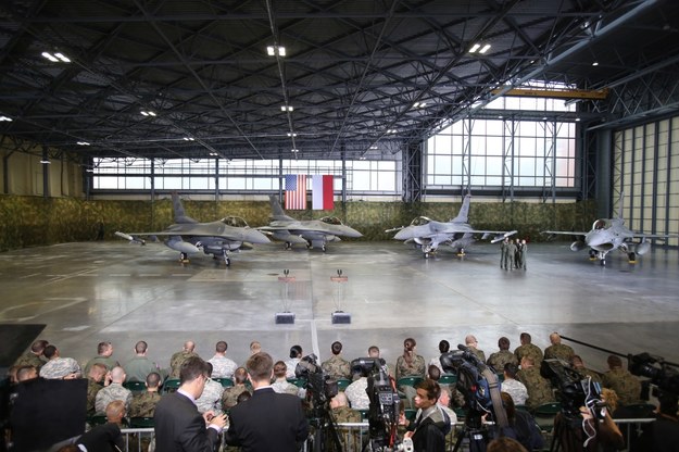 Polscy i amerykańscy piloci samolotów F-16 czekają w hangarze na warszawskim lotnisku Okęcie na spotkanie z prezydentami Polski i USA /Leszek Szymański /PAP