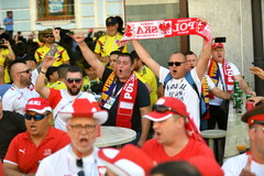 Polscy i kolumbijscy kibice czekają na wieczorny mecz w Kazaniu