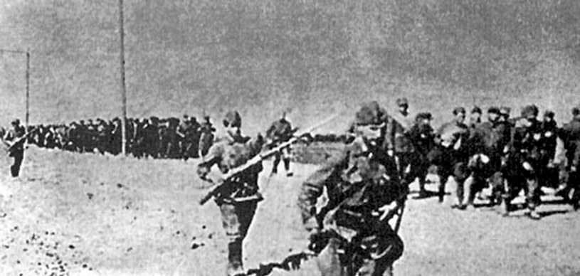 Polscy jeńcy prowadzeni przez żołnierzy radzieckich - wrzesień 1939 roku /Reprodukcja: Marek Skorupski /Agencja FORUM
