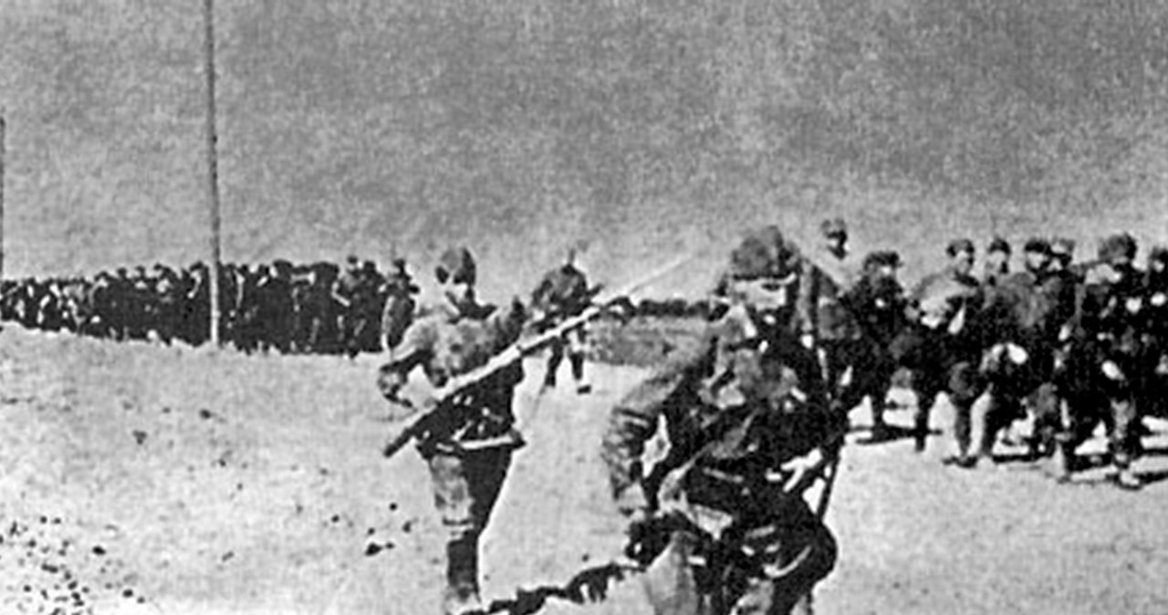 Polscy jeńcy prowadzeni przez żołnierzy sowieckich. Zdjęcie z września 1939 roku /reprodukcja Marek Skorupski /Agencja FORUM