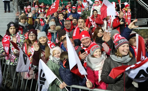 Polscy kibice podczas konkursu drużynowego zawodów Pucharu Świata w skokach narciarskich /Grzegorz Mamot /PAP