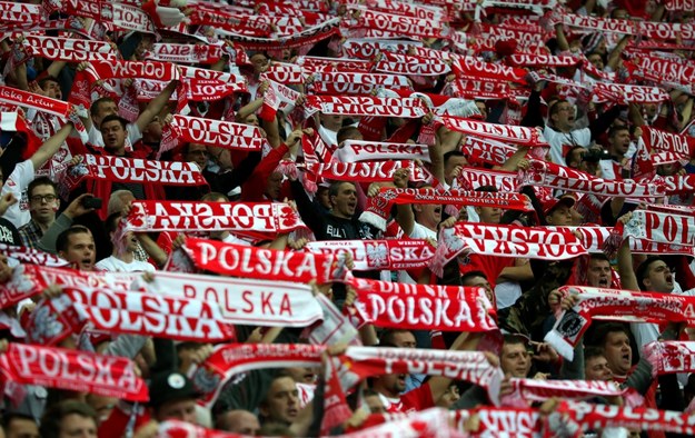 Polscy kibice podczas meczu eliminacyjnego piłkarskich mistrzostw Europy z Niemcami /Bartłomiej Zborowski  (PAP) /PAP