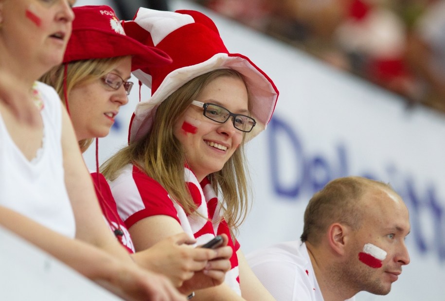 Polscy kibice podczas meczu Ligi Światowej siatkarzy "Biało-czerwonych" z Włochami w Katowicach /Andrzej Grygiel /PAP