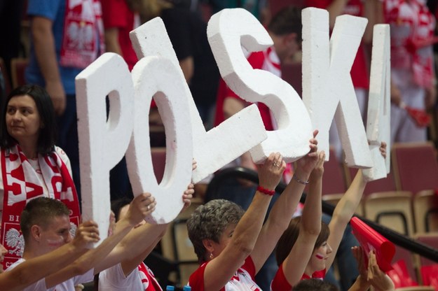 Polscy kibice podczas meczu Ligi Światowej siatkarzy "Biało-czerwonych" z Włochami w Katowicach /Andrzej Grygiel /PAP