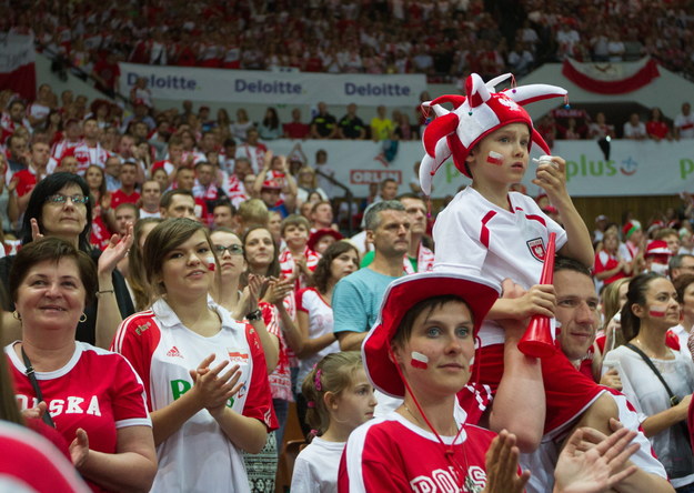 Polscy kibice podczas meczu Ligi Światowej siatkarzy "Biało-czerwonych" z Włochami w Katowicach /Andrzej Grygiel /PAP