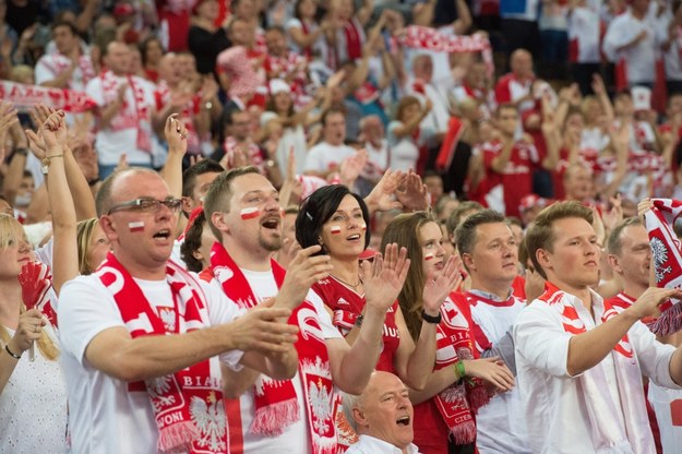 Polscy kibice podczas meczu Polska - Brazylia w łódzkiej Atlas Arenie /Grzegorz Michałowski /PAP