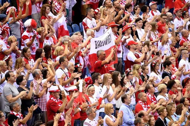Polscy kibice podczas meczu siatkarskiego Memoriału Huberta Wagnera z Kanadą /	Jacek Bednarczyk   /PAP
