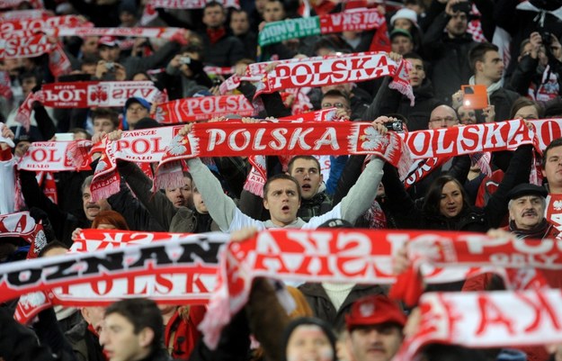 Polscy kibice podczas meczu towarzyskiego z Irlandią w Poznaniu /Bartłomiej Zborowski /PAP