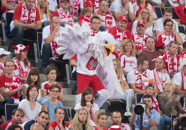 Polscy kibice podczas meczu z Włochami w grupie E mistrzostw świata siatkarzy w Łodzi /Grzegorz Michałowski /PAP