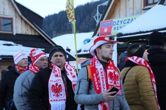 Polscy kibice przed konkursem drużynowym w Zakopanem