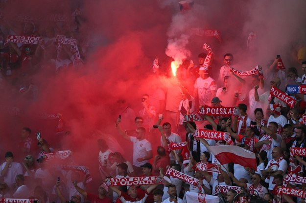 Polscy kibice przed meczem grupy D Euro 2024 z Francją /Marcin Bielecki /PAP
