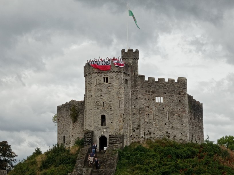 Polscy kibice przejęli zamek w Cardiff. Polskie flagi zawisły na słynnej wieży