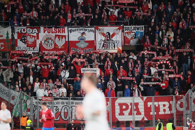 Polscy kibice w eliminacyjnym meczu piłkarskich mistrzostw Europy z Czechami w Pradze / 	Leszek Szymański    /PAP