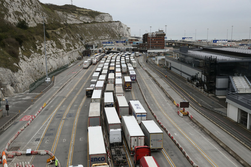Polscy kierowcy ciężarówek nie wrócą z Dover na Wielkanoc. Powodem jest brak odpowiedniej ilości promów i awaria systemu do odpraw celnych /Stephen Lock / i-Images/Eyevine/East News /East News