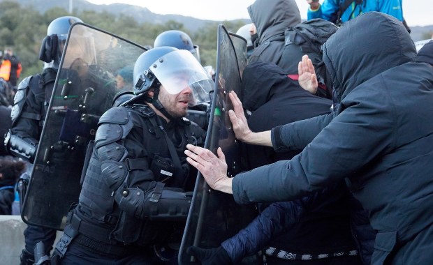 Polscy kierowcy ciężarówek utknęli na hiszpańsko-francuskiej granicy. Trasę blokują separatyści 