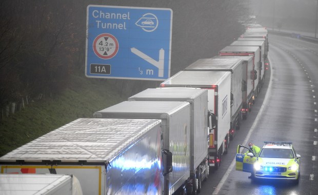 Polscy kierowcy ciężarówek utknęli w Anglii. "Rząd się nami nie interesuje"