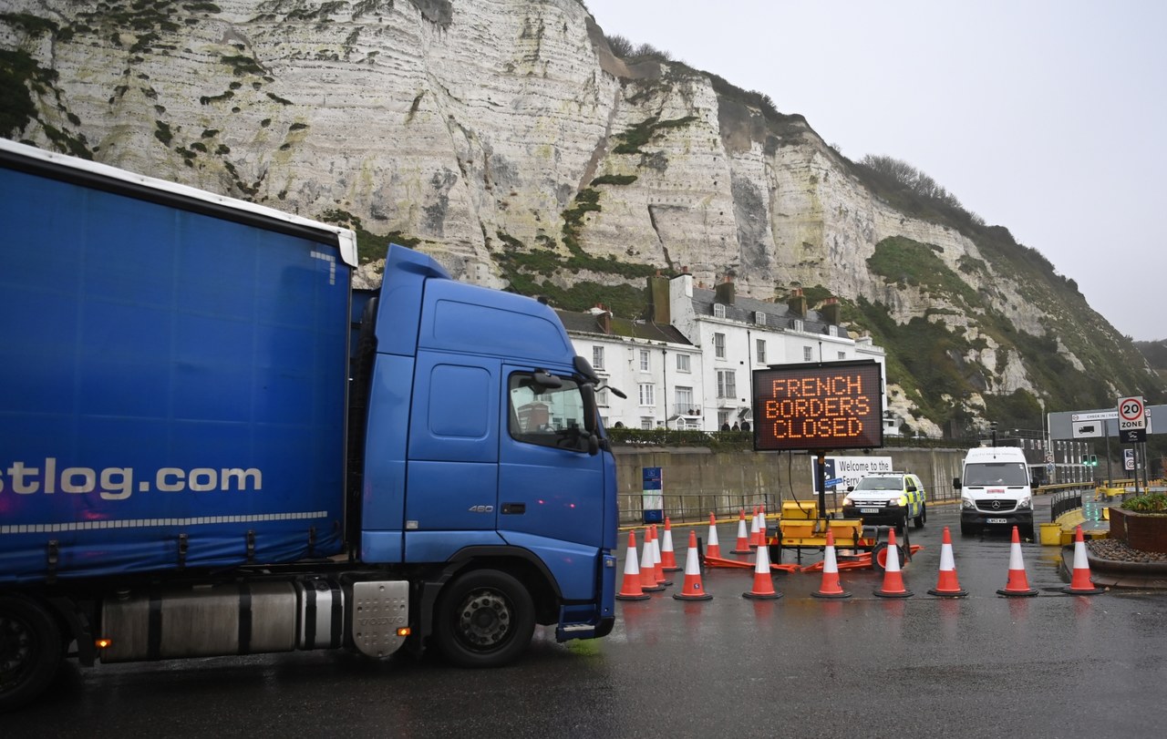Polscy kierowcy ciężarówek uwięzieni w Wielkiej Brytanii. Dostaną jedzenie i wodę