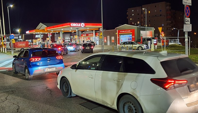 Polscy kierowcy już w czwartek masowo ruszyli na stacje benzynowe /Michał Domański /INTERIA.PL