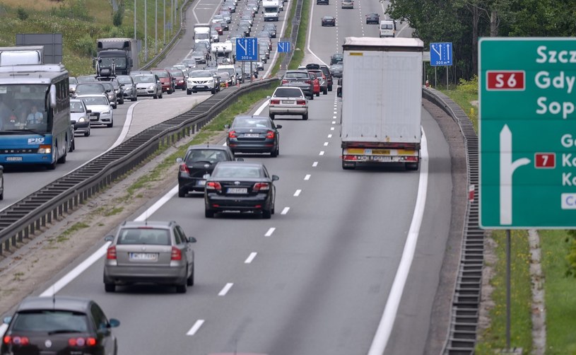 Polscy kierowcy lubią trzymać się lewego pasa, nawet jeśli prawy jest pusty /Przemek Świderski /East News