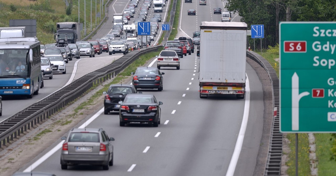 Polscy kierowcy lubią trzymać się lewego pasa, nawet jeśli prawy jest pusty /Przemek Świderski /East News