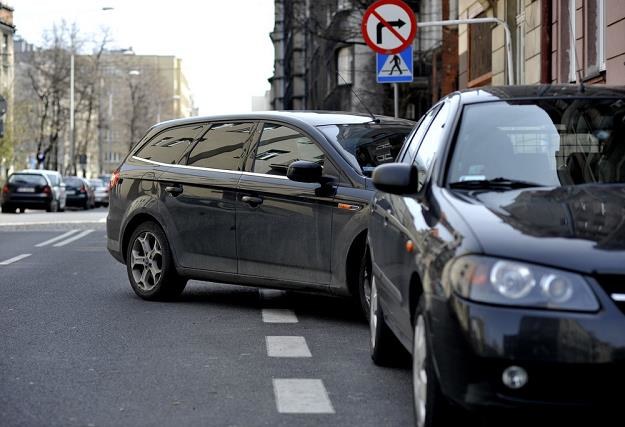 Polscy kierowcy mają dużą fantazję w zakresie parkowania / Fot: Tomasz Jodłowski /Reporter