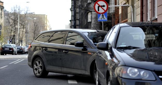 Polscy kierowcy mają dużą fantazję w zakresie parkowania / Fot: Tomasz Jodłowski /Reporter