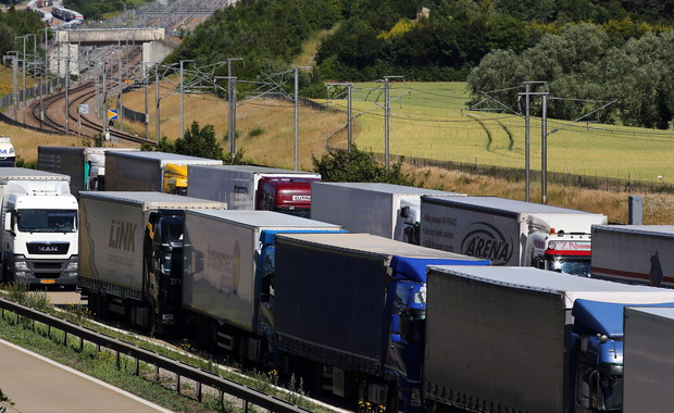 Polscy kierowcy utknęli w korkach we Francji. MSZ obiecuje pomoc