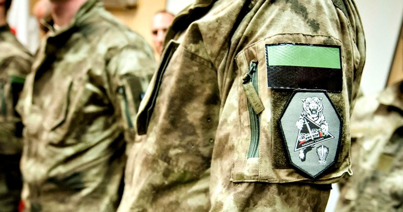 Polscy komandosi z Lublińca przygotowali dla swoich podopiecznych oznakę rozpoznawczą. Przedstawia tygrysa z otwartym pyskiem, który trzyma w łapach symbol jednostki /st. chor. szt. Adam Roik /Polska Zbrojna