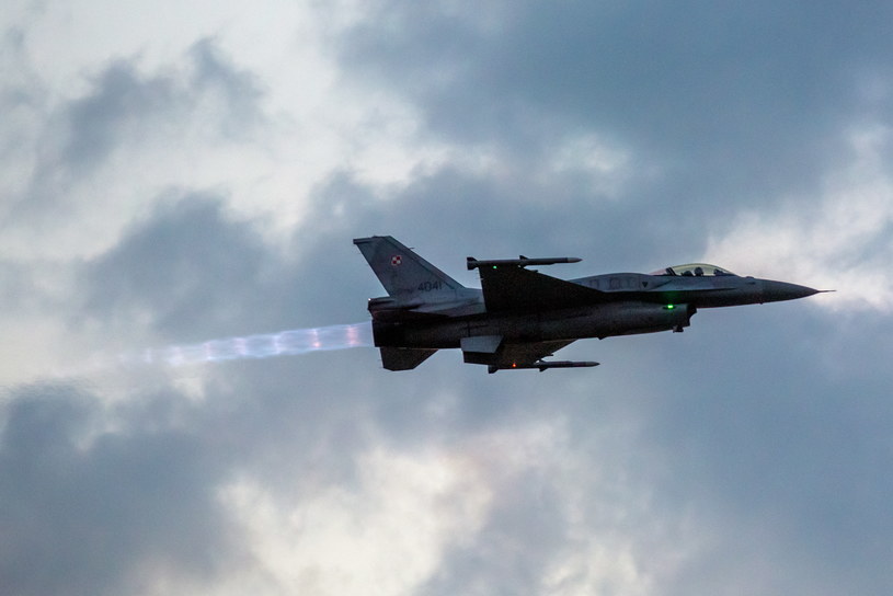 Polscy lotnicy z czterema myśliwcami F-16 we wtorek na cztery miesiące przejęli nadzór nad przestrzenią powietrzną państw bałtyckich /Marek Lapis /Agencja FORUM