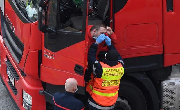 Polscy medycy już w Dover. Robią testy kierowcom, którzy utknęli na Wyspach 