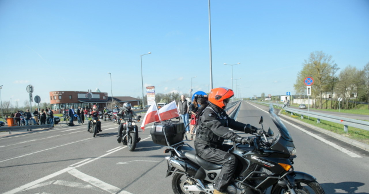 Polscy motocykliści na przejściu granicznym w Terespolu