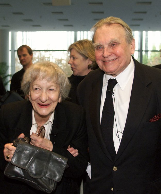 Polscy nobliści Wisława Szymborska i Czesław Miłosz podczas otwarcia międzynarodowych targów książki we Frankfurcie w roku 2000 /AFP PHOTO / JANEK SKARZYNSKI /PAP/EPA