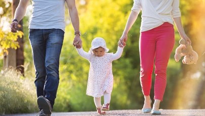 Polscy ojcowie coraz częściej korzystają z urlopów rodzicielskich