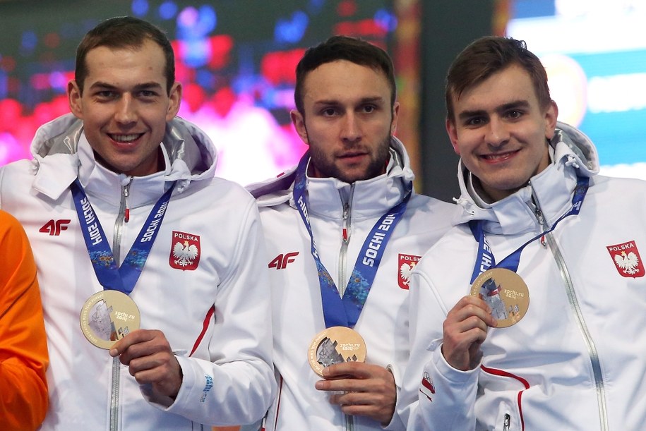 Polscy panczeniści: Zbigniew Bródka, Konrad Niedźwiedzki i Jan Szymański, na podium po wyścigu drużynowym o brązowy medal /Grzegorz Momot /PAP