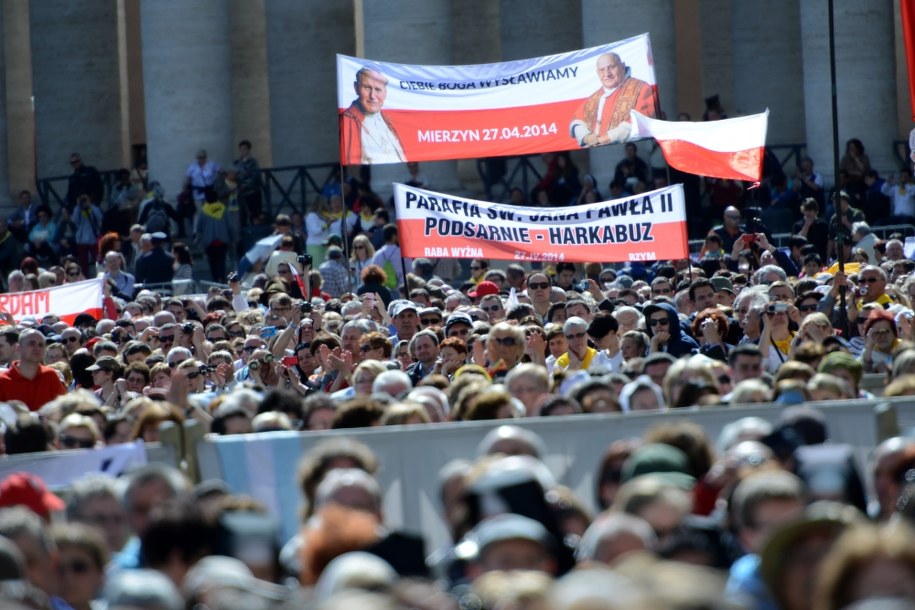 Polscy pielgrzymi podczas mszy dziękczynnej za kanonizację św. Jana Pawła II i św. Jana XXIII na Placu św. Piotra w Watykanie /PAP/Jacek Turczyk /PAP