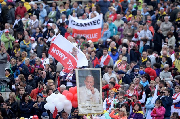 Polscy pielgrzymi w tłumie wiernych na Placu św. Piotra w dniu kanonizacji Jana Pawła II i Jana XXIII /Jacek Turczyk /PAP