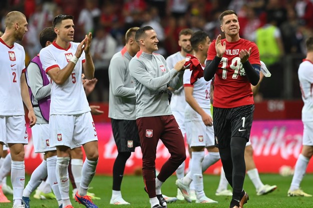 Polscy piłkarze dziękują kibicom po meczu z Turcją /Piotr Nowak /PAP