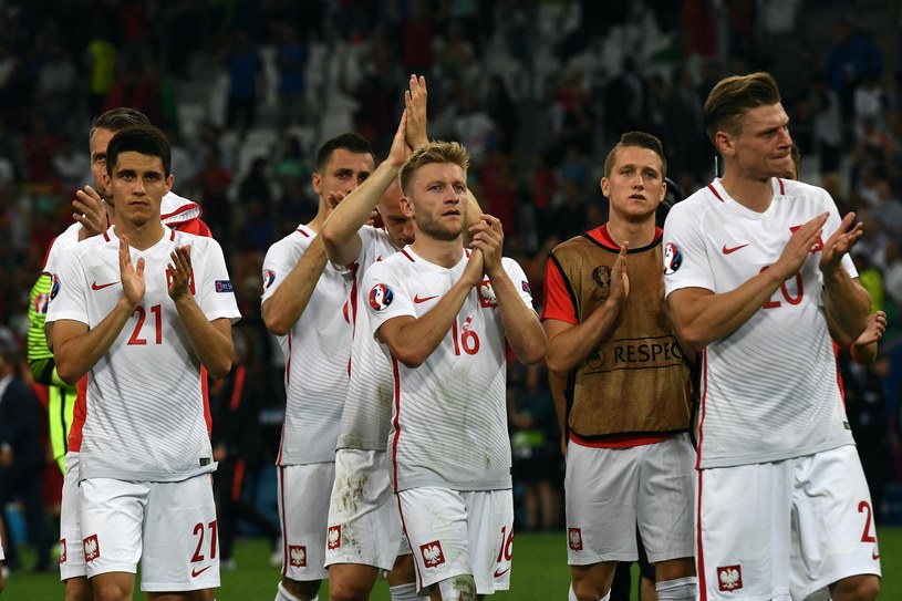 Polscy piłkarze po przegraniu rywalizacji z Portugalią /AFP