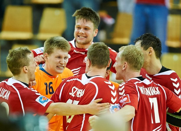 Polscy piłkarze ręczni cieszą się ze zwycięstwa nad Szwecją /Adam Warżawa /PAP/EPA