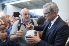 Polscy piłkarze wrócili do kraju. Na lotnisku przywitali ich wierni kibice